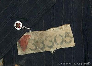 תג זיהוי של אסיר יהודי ומספר אסיר שנתפרו למעיל של ד"ר שמואל שפילמן במחנה פלוסנברג