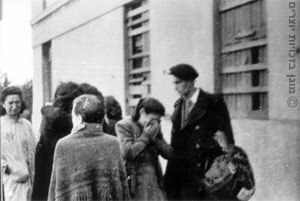 יהודים לפני גירושם לחלמנו במהלך העוצר, לודז', פולין, 1942