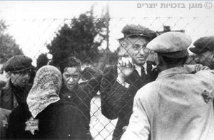 יהודים נפרדים מקרוביהם לפני גירושם, לודז', פולין
