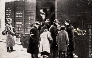 גירוש, חייל ס.ס מפקח על המגורשים בעלייתם לקרון מספר 34234, קרקוב, פולין