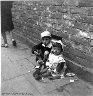 ילדים יושבים ברחוב ומקבצים נדבות, ורשה, פולין