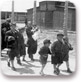 נשים וילדים בדרך לתא גז 4, מאי 1944