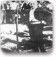 ליטאי צעיר ליד גוויות קורבנותיו היהודים