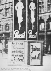 שלט בגרמניה עם כתובת: "צבועים לעולם אינם הגונים, וכמוהם גם היהודים! יהודים, הסתלקו!"