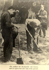 יהודים בעבודת כפייה בפולין. תצלום מתוך עיתון גרמני המופיע תחת הכותרת: "הם צריכים ללמוד להשתמש באת"