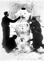 ילדים מפסלים בובת שלג יהודית, חורף 1939