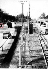 גדר המחנה ומסילת הרכבת בתחומו, דכאו, גרמניה, 1945