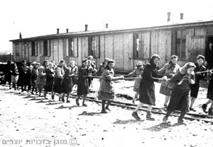אסירות גוררות קרון בעבודות כפייה במחנה פלאשוב