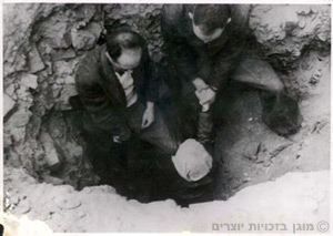 יהודים מוצאים מבונקר במהלך כניעת מרד גטו וורשה בשנת 1943
