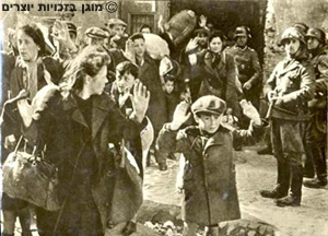 ילד מרים ידיים בעת הוצאת יהודים מהבונקרים בזמן הכנעת המרד בוורשה, 1943