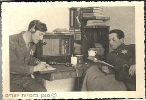 פרטיזנים מאזינים לרדיו בדירת מיסתור בעיר קובנה שבליטא