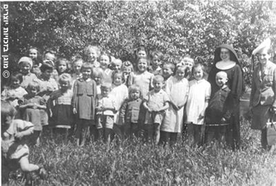 ילדים יהודים בזמן המלחמה במנזר שזנסקי בפולין