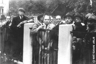 יהודים עומדים בתור לפני הקונסוליה היפנית, קובנה, ליטא