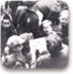 חלוקת סוכריות לילדים בחנוכה בגטו לודז', בשנת 1941