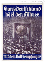 'כל גרמניה מאזינה לפיהרר', כרזה נאצית משנות ה-30 המעודדת את האוכלוסייה להקשיב לשידורי התעמולה