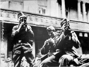 שלושה צלמים של הצבא הגרמני מצלמים פוגרום ביהודי לבוב, 1941