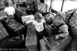 ילדים עולים מברית המועצות על המזוודות בתחנת רכבת, וינה, 1989