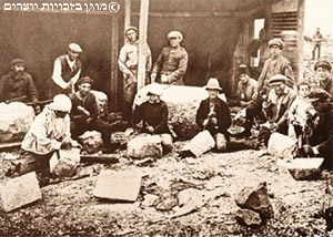 סיתות אבנים לבניית בתים בשכונת רחביה בירושלים, 1923