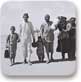 משפחה תימנית הולכת במדבר לעבר מחנה המעבר שהקים ארגון הג'וינט ליד עדן, נובמבר 1949