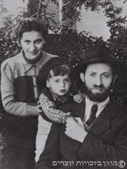 מנחם בגין, אשתו עליזה ובנו בנימין זאב, דצמבר 1946