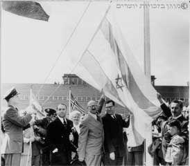 דגל ישראל מונף מול בנין האו"ם עם קבלתה של ישראל כחברה בארגון, מאי 1949