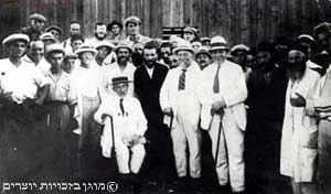אחד העם וסופרים עבריים נוספים בביקור בכפר חסידים, נחלת יעקב, סביב 1925