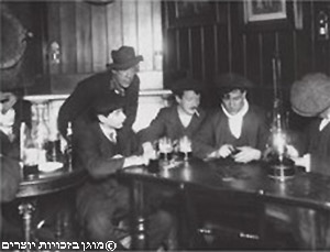 פועלים שותים בפאב, ליידס, אנגליה, 1913