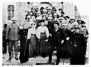 קבוצת חברים ממועדון 'המכבים הקדמונים', בעת ביקורם בירושלים, 1897