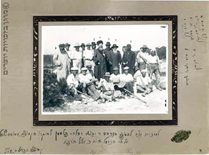 ביקור קבוצת רבנים בראשות הרב קוק בקבוצת החלוצים הדתית 'עבודת ישראל', על הר הכרמל, 9.9.1925
