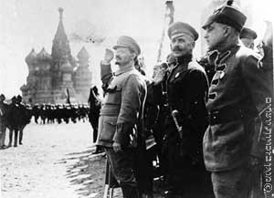 לב טרוצקי סוקר מסדר צבאי בכיכר האדומה במוסקבה, סביב 1920