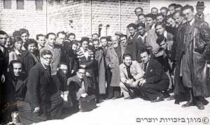 בובר בחברת תלמידיו באוניברסיטה העברית, ראשית שנות ה- 40
