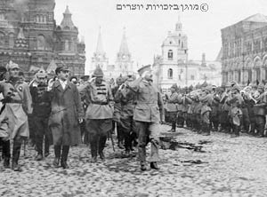 טרוצקי במצעד צבאי של חיילי הצבא האדום, 1921