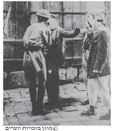 שוטר בריטי עורך חיפוש בבגדי תושב ערבי, 1936
