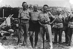 יצחק שדה (במרכז) עם אנשי הפו"ש, שאבטחו את העלייה לחניתה, 1938