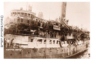 האנייה אקסודוס בנמל חיפה, 18 ביולי 1947
