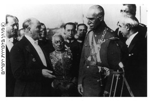 כמאל אטאטורק (שני משמאל) ורזא ח'אן פהלווי (שני מימין) נפגשים באנקרה, טורקיה, 27 ביוני 1934