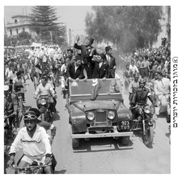 חביב בורגיבה (עומד במרכז) מוקף בתומכיו  בשובו לטוניסיה מגלות בצרפת,  1 ביוני 1955