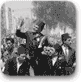 חביב בורגיבה (עומד במרכז) מוקף בתומכיו  בשובו לטוניסיה מגלות בצרפת,  1 ביוני 1955