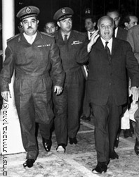 אחמד שקיירי (מימין) עם מפקד צבא אש"ף בקהיר, 1966