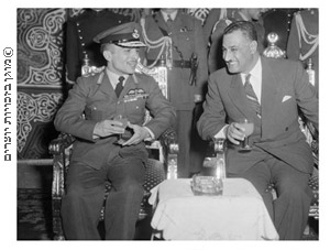 פגישה בין חוסיין (משמאל) לנאצר, קהיר, 1957