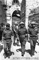 (מימין לשמאל) יצחק רבין, משה דיין ועוזי נרקיס נכנסים לעיר העתיקה בירושלים דרך שער האריות, 7 ביוני 67
