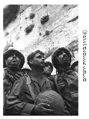 הצנחנים שלחמו בירושלים, ליד הכותל המערבי, יוני 1967