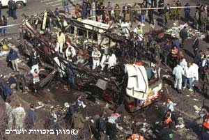 מראה בעקבות הפגיע שביצע מחבל מתאבד באוטובוס של קו 18, ירושלים, 25 בפברואר 1996