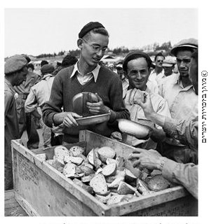 חלוקת לחם ב"מחנה יונה", תל אביב, מאי 1948