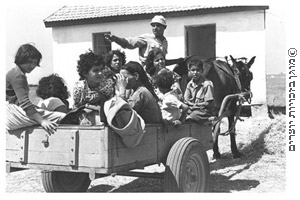 עולים ממרוקו מובאים ליישוב אחוזם שבחבל לכיש, ספטמבר 1954