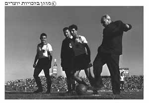 זלמן ארן, שר החינוך, במשחק כדורגל בין נבחרת ישראל לנבחרת צרפת, רמת גן, 8 באוקטובר 1957