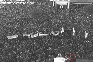 מנחם בגין נואם בעצרת המונים נגד השילומים, תל אביב, 25 בפברואר 1952