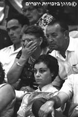 אנשים נרגשים למשמע עדות במשפט אייכמן, בית העם, ירושלים, 29 ביוני 1961
