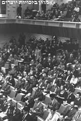 אזרחים מאזינים לעדויות במשפט אייכמן, 5 באפריל 1961