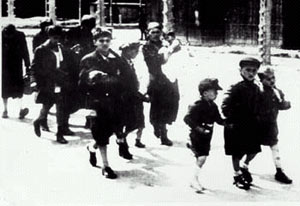 נשים וילדים בדרכם אל תאי הגז במחנה בירקנאו